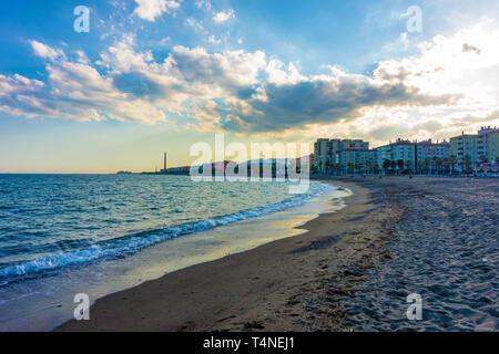 Malerische Küste von Malaga, Andalusien, Spanien vor Sonnenuntergang Stockfoto