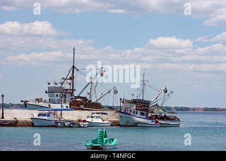 NIN, Kroatien - 8. JUNI 27, 2011: Fischerboote in der Marina in der Nähe von Nin, ein kleiner Ort am Mittelmeer, Kroatien günstig Stockfoto