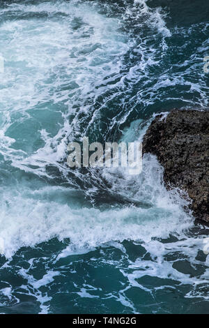 Meer zusammenhaengen Felsen an der Küste von Cornwall, UK. Stockfoto