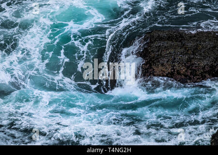 Meer zusammenhaengen Felsen an der Küste von Cornwall, UK. Stockfoto