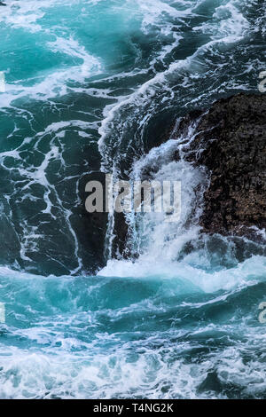 Meer zusammenhaengen Felsen an der Küste von Cornwall, UK. Stockfoto