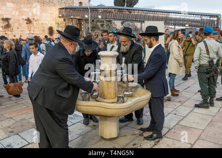Jeruslaem, Israel, 29-März-2019: Krane mit Wasser und spezielle Ritual Cups zum Waschen der Hände neben der Klagemauer Klagemauer in Jerusalem am Sabbat Abend, den Sabbat Abend ist der fridat vor dem Sabbat Stockfoto