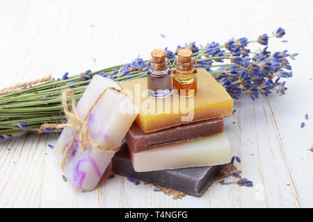 Natürliche handgemachte Seife mit Lavendel und ätherisches Öl Stockfoto