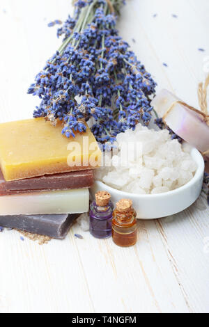 Handgemachte Seife mit Lavendel und ätherisches Öl auf Holz- Tabelle Stockfoto