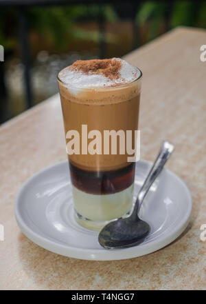 Kaffee mit Milch, Likör und Zimt in einem Glas (barraquito), Teneriffa, Spanien Stockfoto