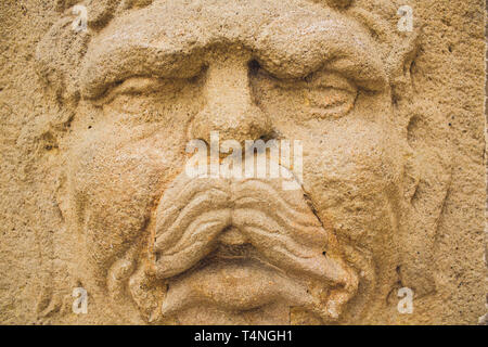 BARCELONA, Spanien, 11. August 2018: bas-relief dekorative Maske Skulptur an den Wänden von berühmten Comedia Film Theater in Barcelona, Spanien. Stockfoto