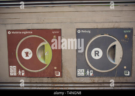 Barcelona, Spanien - 27. Mai 2018: Papierkorb aus Edelstahl. Es gibt Zeichen, die den Müll in jedem Kanal zu trennen von Recyclingpapier zu erleichtern Stockfoto