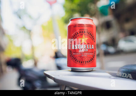 Barcelona, Spanien - 27. Mai 2018: Vielleicht Estrella Damm Bier. Estrella Damm - Pilsner Bier in Barcelona, Katalonien, Spanien gebraut. Stockfoto