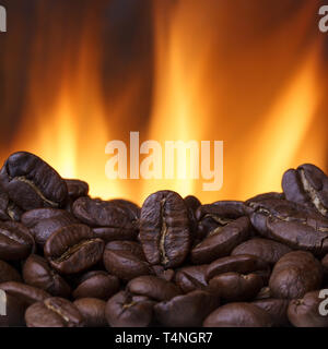 Kaffeebohnen Rösten mit Feuer auf Hintergrund Stockfoto