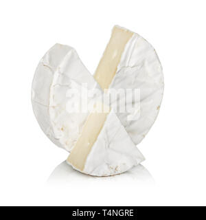 Runde Camembert mit ein ausgeschnittenes Stück isoliert auf Weiss mit Reflexion Stockfoto