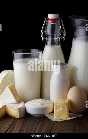 Milchprodukte auf Holztisch close-up Stockfoto