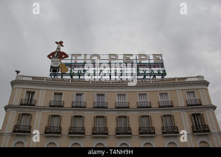 Madrid, Spanien - 04 15 2019: Iconic Tio Pepe Leuchtreklame nach dem Ändern Veranstaltungsort an einem bewölkten Tag Stockfoto