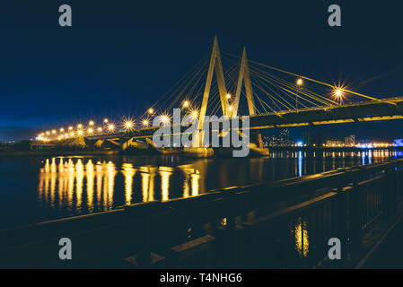 Millennium Bridge bei Nacht. Blick vom Fluss Kasanka Kreml Damm Stockfoto