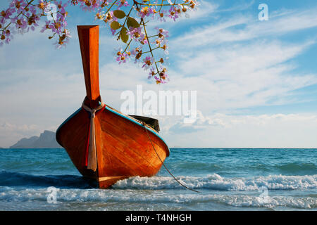 Die traditionellen Longtailboot im Andaman Sea, Thailand Stockfoto