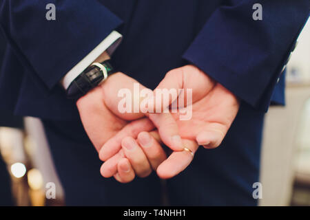 Ein Mann mit den Händen auf dem Rücken. Stockfoto
