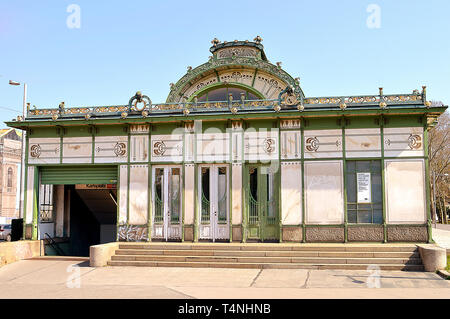 Wien, Österreich - 1 April 2019: Otto Wagners zwei Jugendstil Pavillons waren Teil der Wiener Sezession Bewegung und diente als der Stadtbahn Statio Stockfoto