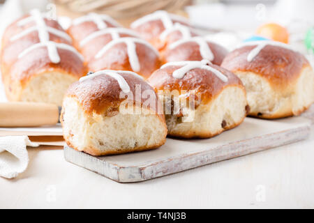 Frisch gebackene hausgemachte Hot Cross Buns auf Ostern Tisch Stockfoto