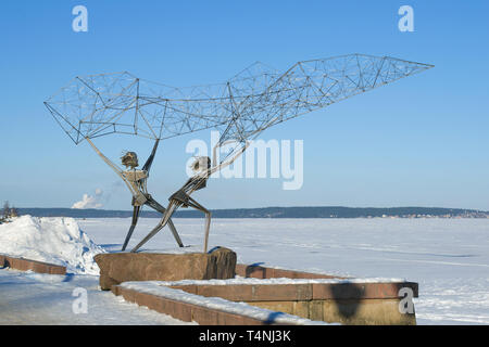 Petrosawodsk, Russland - 18. FEBRUAR 2019: Skulptur 'Fischer' am Ufer des Onega See auf einem sonnigen Februartag Stockfoto