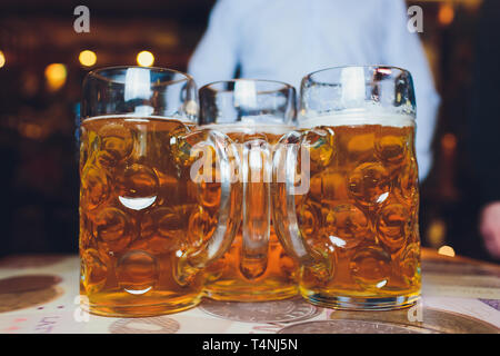 Drei Gläser Bier auf einen Tisch in der Bar Hintergrund. Stockfoto