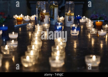 Brennende Kerzen in der Kirche Stockfoto