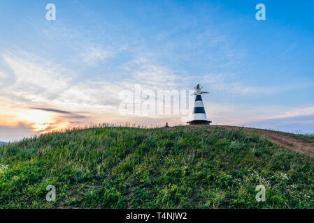 Rundumleuchte mit dem Zeiger "Wolga" und "Kama" Flüsse auf dem Hügel im Abendlicht Stockfoto