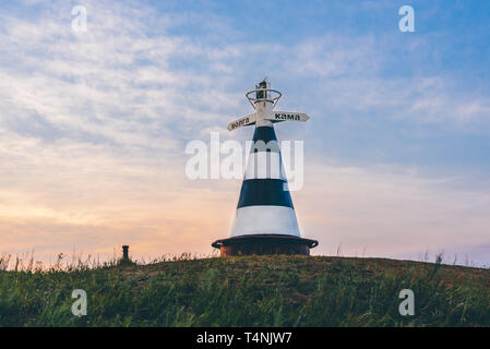 Rundumleuchte mit dem Zeiger "Wolga" und "Kama" Flüsse auf dem Hügel im Abendlicht Stockfoto