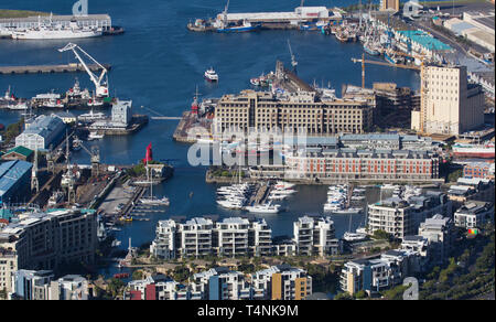Luftaufnahme von Kapstadt Südafrika von einem Hubschrauber. Panorama Kapstadt Südafrika aus der Vogelperspektive an einem sonnigen Tag. Stockfoto