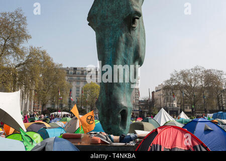 Die Zelte von Aktivisten vom Aussterben Rebellion Marble Arch über den Klimawandel unter der Skulptur Pferd von Nic Fiddian-Green besetzen, die am 17. April 2019 in London, England. Stockfoto