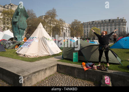 Die Zelte von Aktivisten vom Aussterben Rebellion Marble Arch über den Klimawandel unter der Skulptur Pferd von Nic Fiddian-Green besetzen, die am 17. April 2019 in London, England. Stockfoto