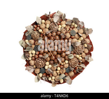 Einzigartiges Bouquet, das aus verschiedenen Arten von Nüssen, mit Blättern, Kegel und Zweige eingerichtet. Ansicht von oben auf weißem Hintergrund Stockfoto