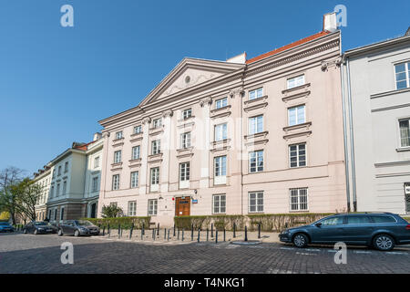 Warschau, Polen. April, 2018. Blick auf die Fassade der Wirtschaftswissenschaftlichen Fakultät, Universität von Warschau Stockfoto