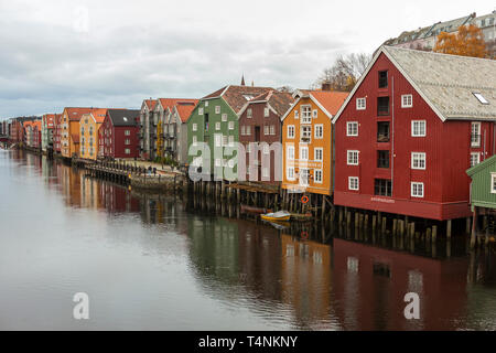 Alte Lagerhäuser säumen den Nidelva Riverside, Bakklandet, Trondheim, Trøndelag, Norwegen Stockfoto