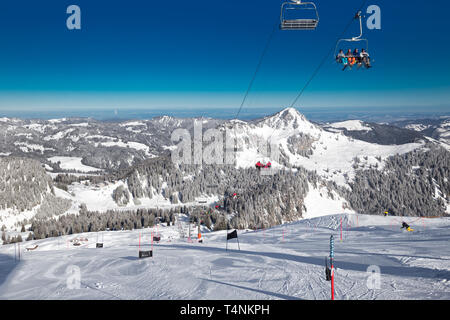 Schöne Winterlandschaft. Menschen Skifahren im Skigebiet Hoch Ybrig, Schweiz, Europa Stockfoto