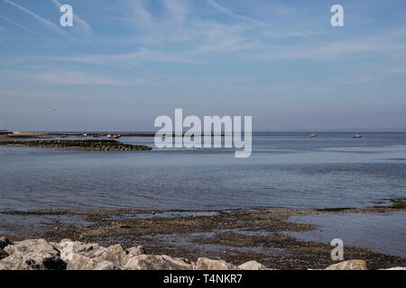 Boote in der Bucht von Morecambe im frühen Frühling Sonnenschein, Morecambe, Lancashire, Großbritannien Stockfoto