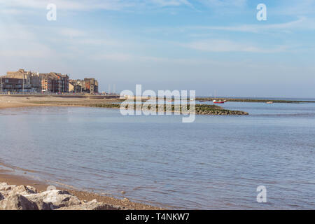 Boote auf Morecambe Bay South suchen im frühen Frühling Sonnenschein, Morecambe, Lancashire, Großbritannien Stockfoto