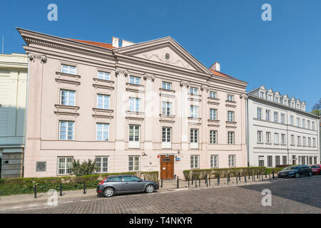 Warschau, Polen. April, 2018. Blick auf die Fassade der Wirtschaftswissenschaftlichen Fakultät, Universität von Warschau Stockfoto