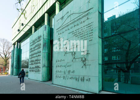 Warschau, Polen. April 2019. die Dekorationen an der Fassade der Universität Gebäude der Bibliothek Stockfoto