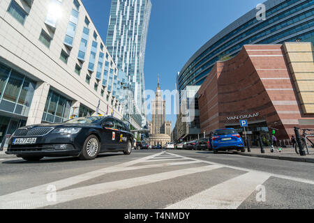 Warschau, Polen. April 2019. Blick auf den Palast der Kultur und Wissenschaft unter den modernen Gebäuden in der Innenstadt Stockfoto