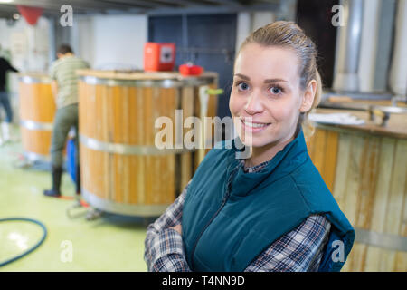 Portrait der weiblichen Arbeiter in einer gasthausbrauerei Stockfoto