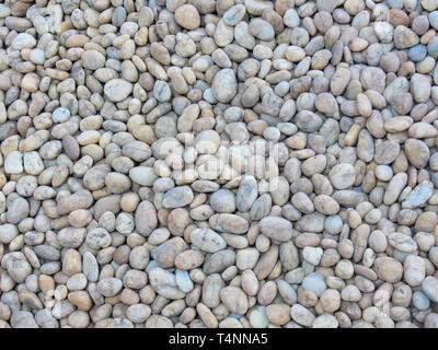 Kleine Steine im flachen Wasser Stockfoto