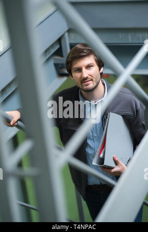 Mann stand auf Metall Treppen von der Erdgastank Stockfoto