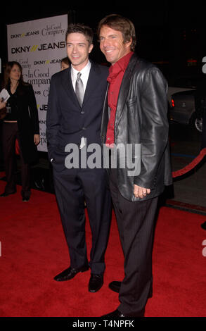 LOS ANGELES, Ca. Dezember 06, 2004: Schauspieler Dennis Quaid (rotes Hemd) und TOPHER GRACE bei der Weltpremiere des neuen Film in guter Gesellschaft, an der die Grauman Chinese Theater, Hollywood. Stockfoto