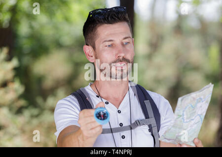 Männliche Wanderer Lesen der Karte und einem Kompass Stockfoto