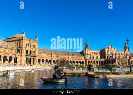 Sevilla, Spanien - 16. Dezember 2017: Fluss- und Südflügel des Gebäudes am Spanien Square (Plaza de Espana) in Sevilla (Sevilla) Stadt, Andalusien, S Stockfoto