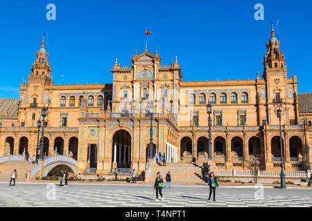 Sevilla, Spanien - 16. Dezember 2017: Zentrales Gebäude an der Spanien Square (Plaza de Espana) in der Stadt Sevilla, Andalusien, Spanien. Beispiel maurischer und R Stockfoto