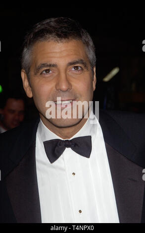 LOS ANGELES, Ca. Dezember 08, 2004: Schauspieler George Clooney in der Hollywood Premiere seines neuen Films Ocean's 12. Stockfoto