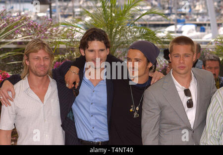 CANNES, Frankreich. 13. Mai 2004: BRAD PITT (in Grau), Orlando Bloom (mit Hut), Sean Bean (T-Shirt) & Eric Bana am Fotoshooting für ihren neuen Film Troy beim Filmfestival in Cannes, Cannes, Frankreich. Stockfoto