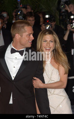 CANNES, Frankreich. 13. Mai 2004: BRAD PITT & JENNIFER ANISTON an der Galavorstellung von seinen Film Troja beim Filmfestival in Cannes. Stockfoto