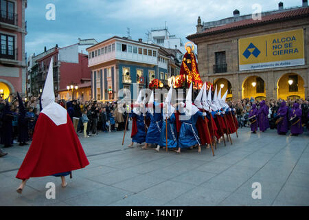 Procesión del Encuentro de Semana Santa de Avilés, Asturien. Stockfoto