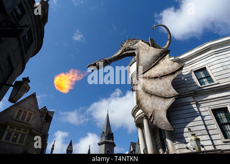 Drachen oben Gringotts Bank in den Universal Studios spuckt Feuer. Stockfoto